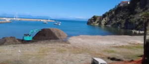 Agropoli, rimozione posidonia spiaggia porto