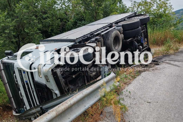 Camion ribaltato Felitto