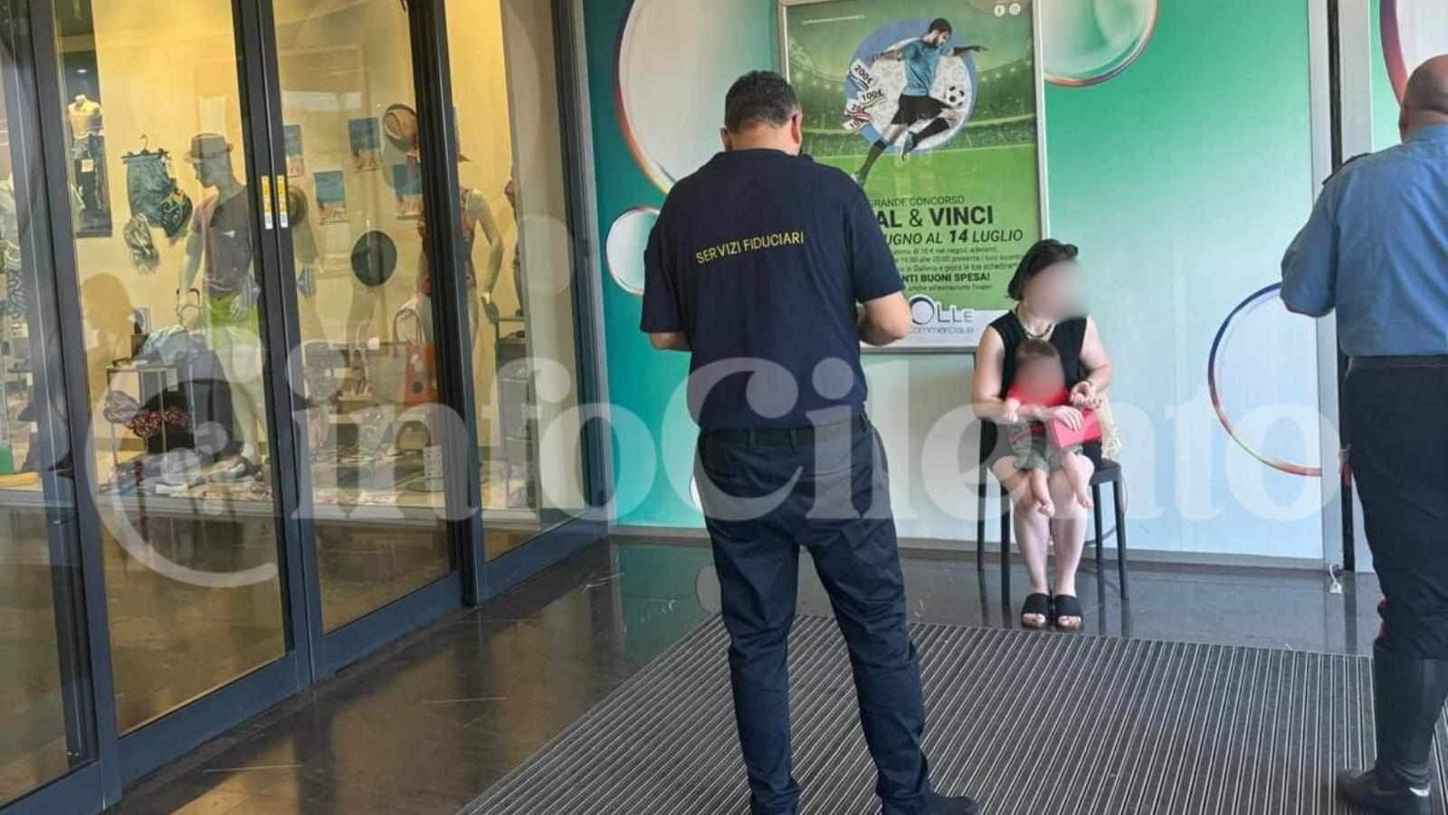 Eboli, centro commerciale Le Bolle mamma dimentica figlio