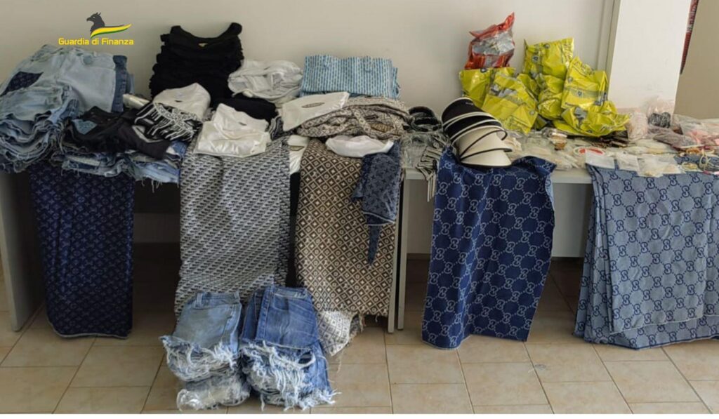 Sequestro Guardia di Finanza capi abbigliamento