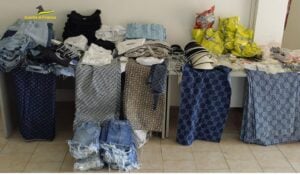 Sequestro Guardia di Finanza capi abbigliamento