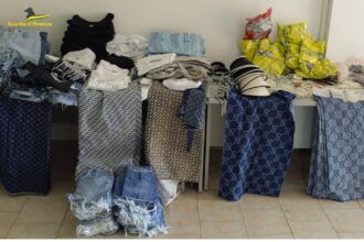Sequestro Guardia di Finanza capi abbigliamento