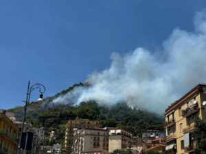 Salerno, incendio Monte Bonadies