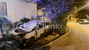 Auto in fiamme