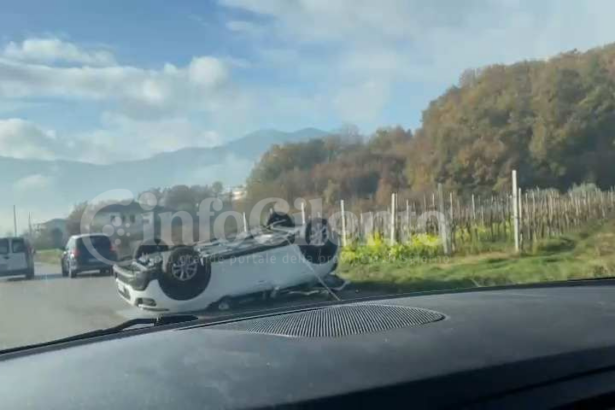 Auto ribaltata, incidente