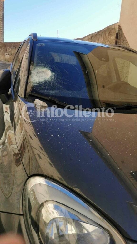 Eboli, auto danneggiata