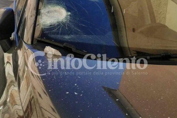 Eboli, auto danneggiata