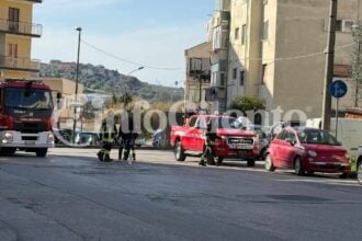 Eboli, bombola gas in strada