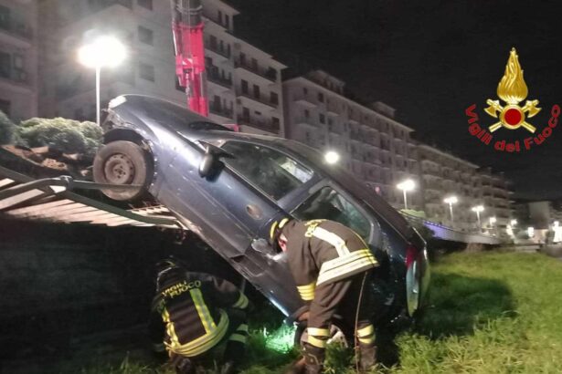 Salerno, auto cade dal cavalcavia