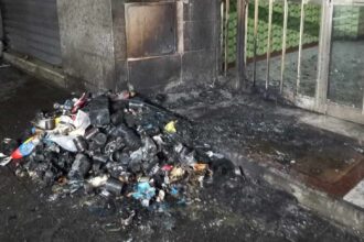 Salerno, rifiuti a fuoco