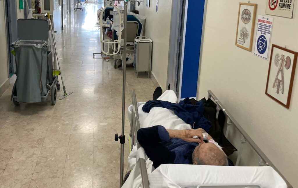 Ospedale Nocera Inferiore, paziente barella