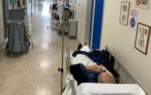 Ospedale Nocera Inferiore, paziente barella