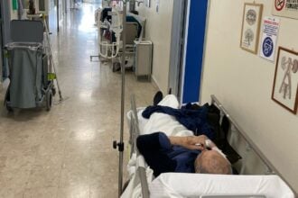 Ospedale Nocera Inferiore, paziente barella