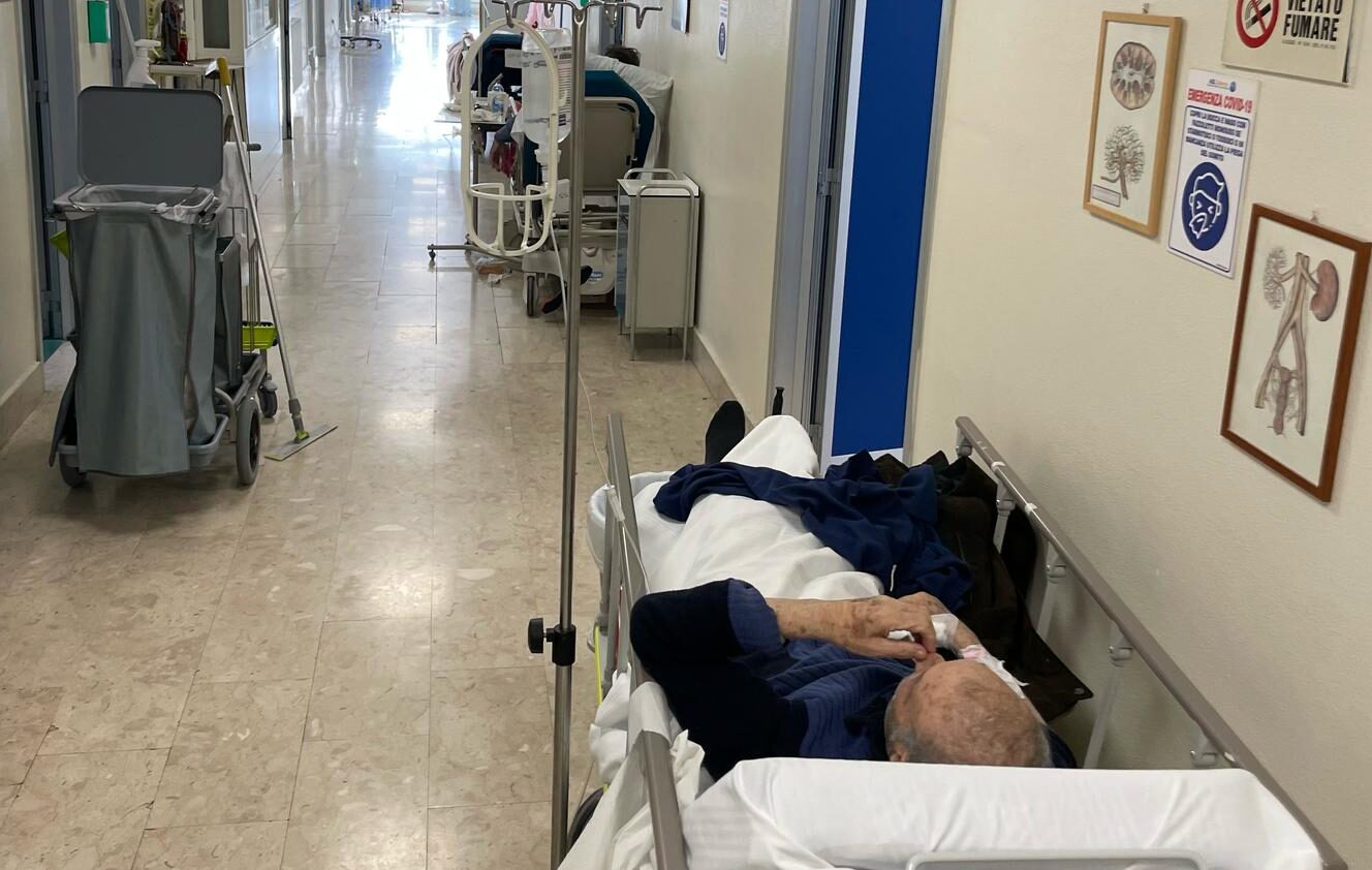 Ospedale Nocera Inferiore, paziente barella