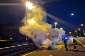 Polla, auto in fiamme