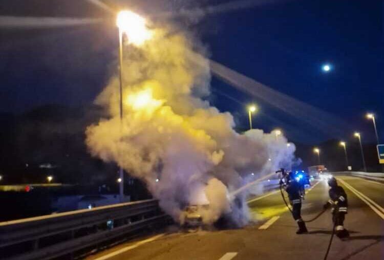Polla, auto in fiamme