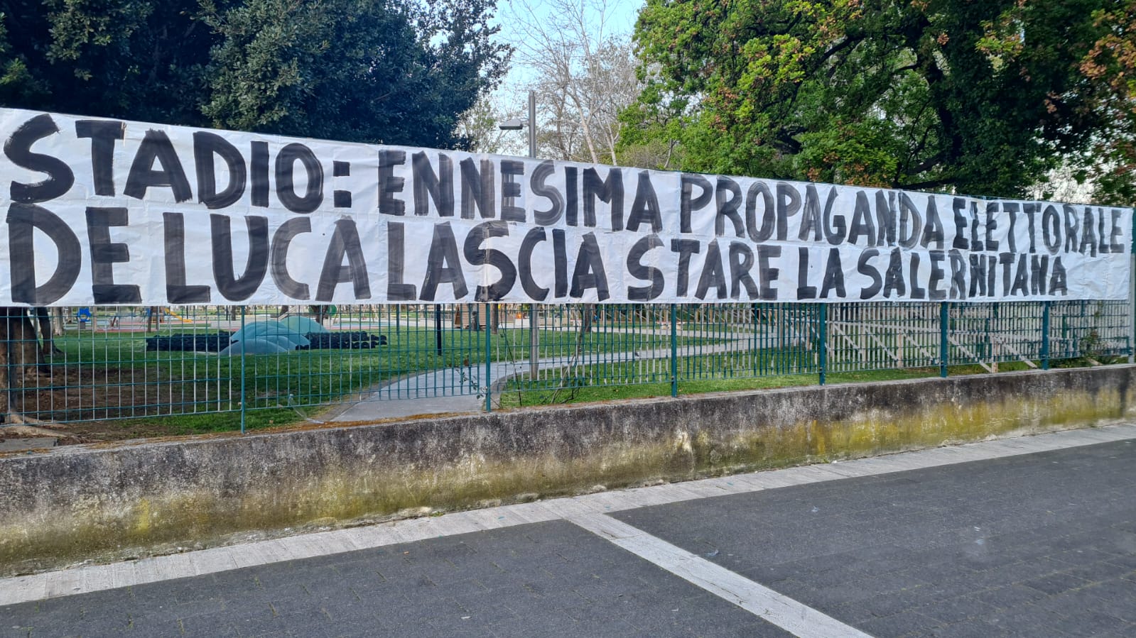 Striscione stadio Arechi
