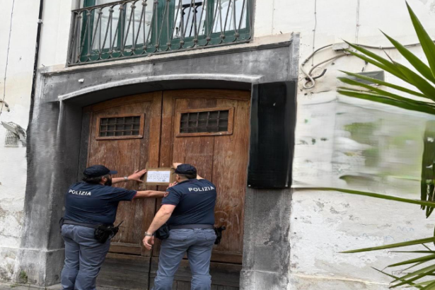 Salerno, bar sospeso