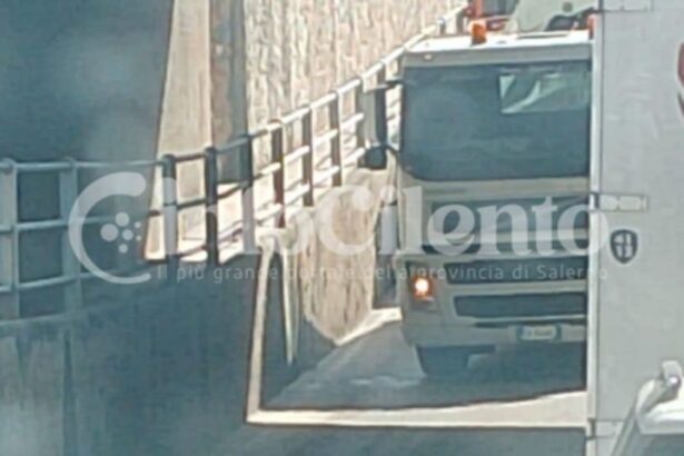 Capaccio, camoion incastrato sottopasso