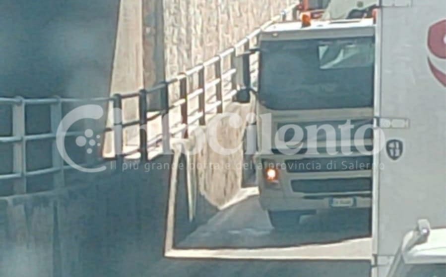 Capaccio, camoion incastrato sottopasso