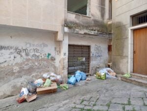 Eboli, rifiuti abbandonati