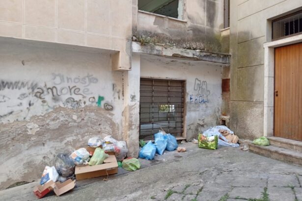 Eboli, rifiuti abbandonati