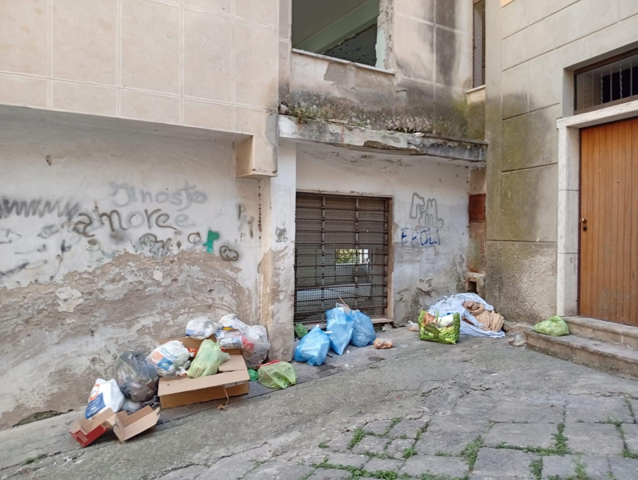 Eboli, rifiuti abbandonati