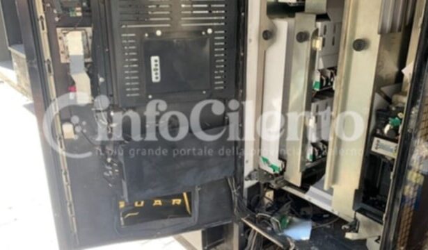 Agropoli, furto distributore sigarette