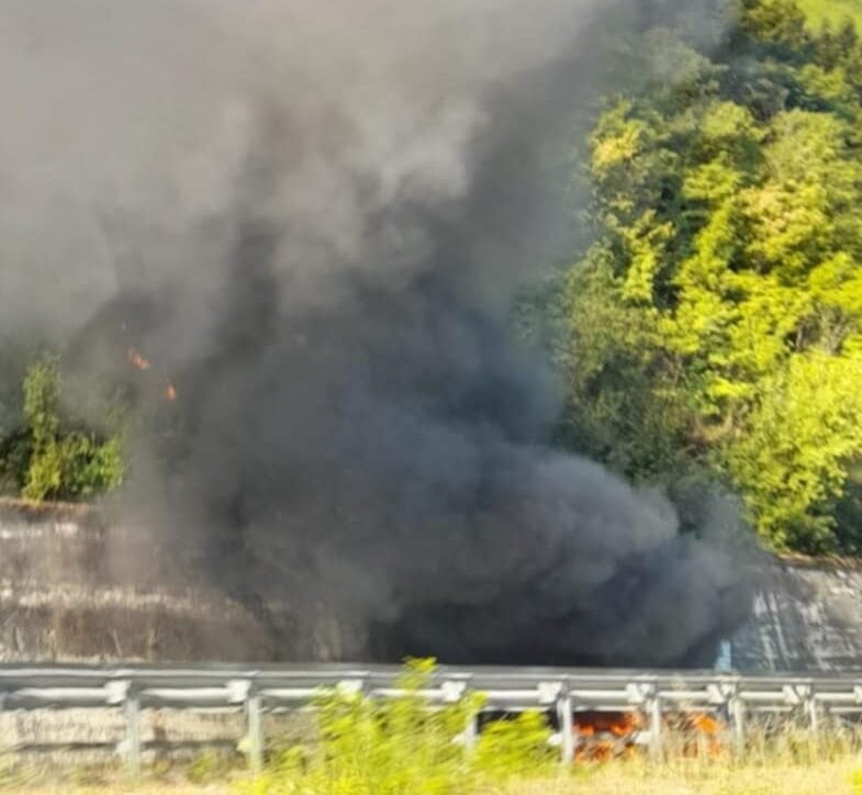 Auto in fiamme, A2