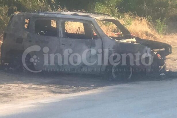 Capaccio macchina incendiata