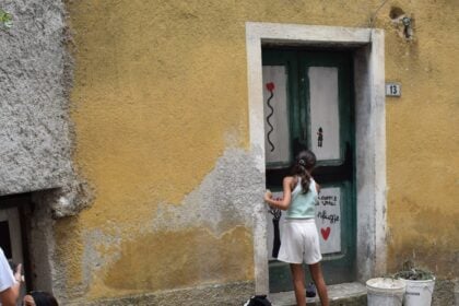 Caselle in Pittari, fiori alla porta