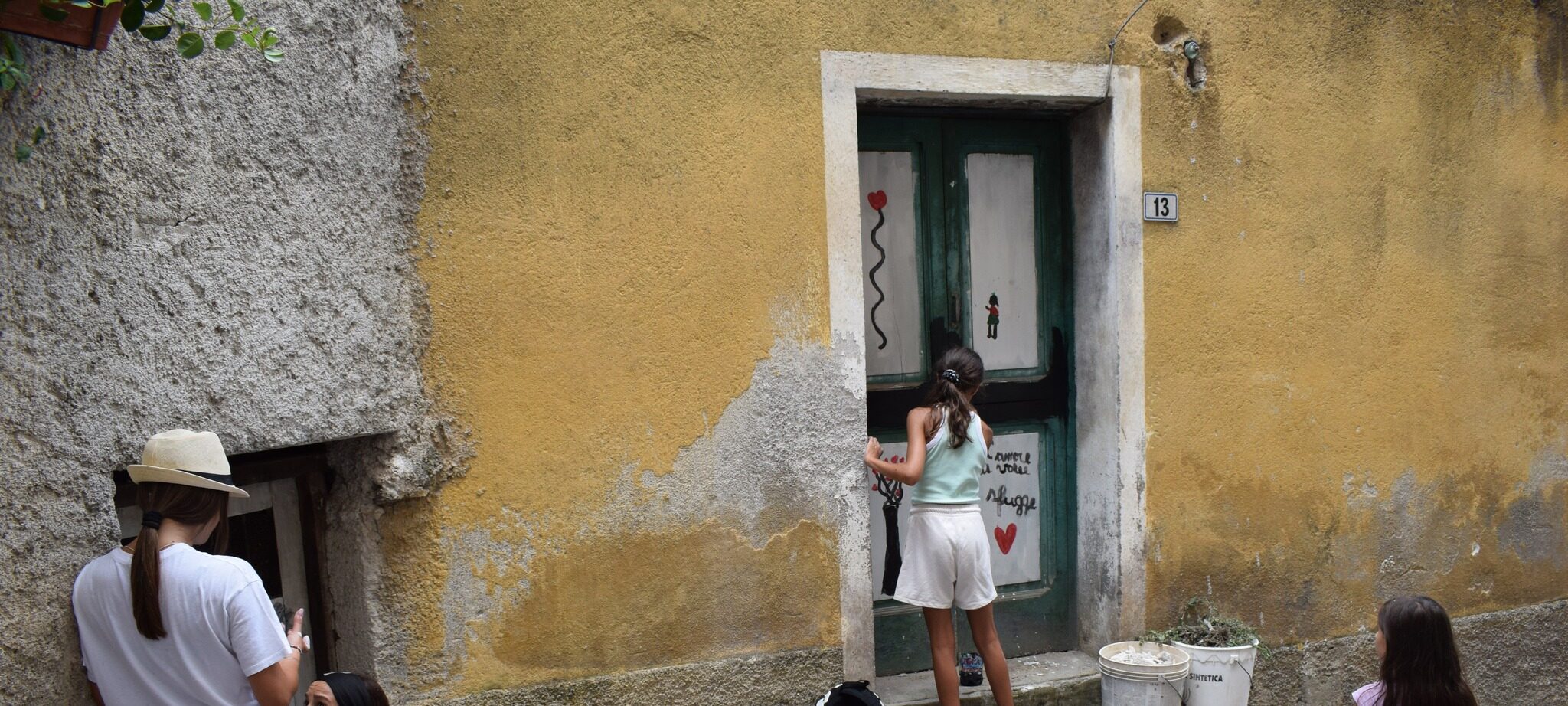 Caselle in Pittari, fiori alla porta