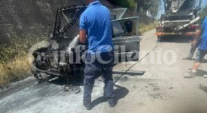 Roccadaspide, auto in fiamme