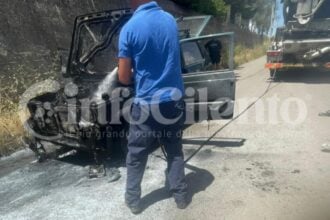 Roccadaspide, auto in fiamme