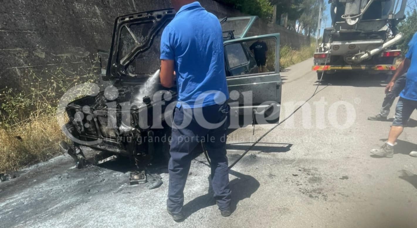 Roccadaspide, auto in fiamme