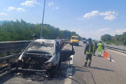 a2 auto in fiamme
