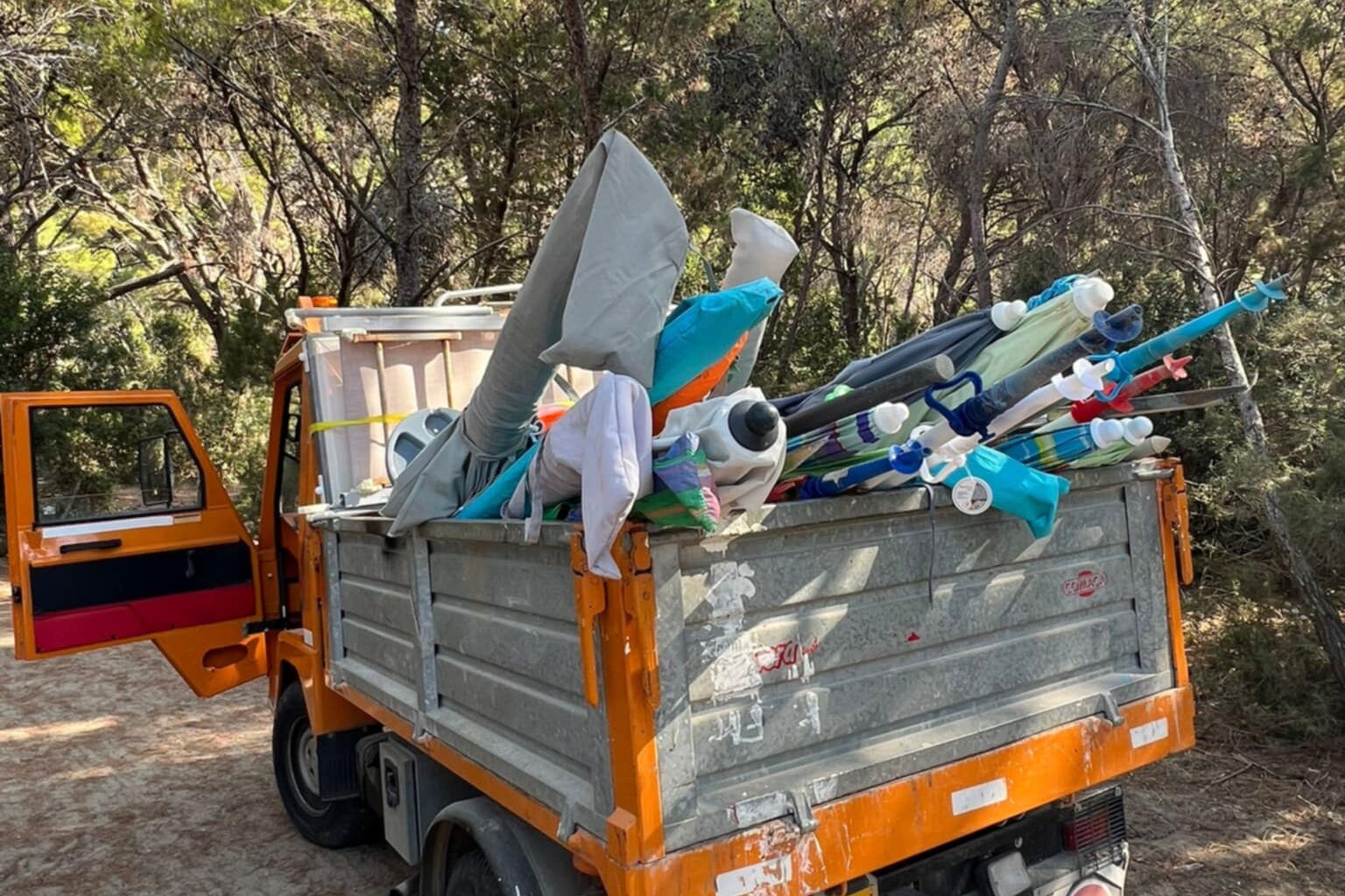 Camerota, sequestri ombrelloni