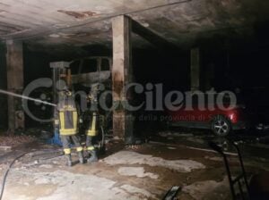 Capaccio, incendio capannone