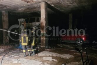Capaccio, incendio capannone