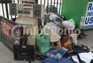 Eboli, indumenti abbandonati