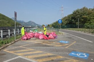 Polla, rifiuti abbandonati