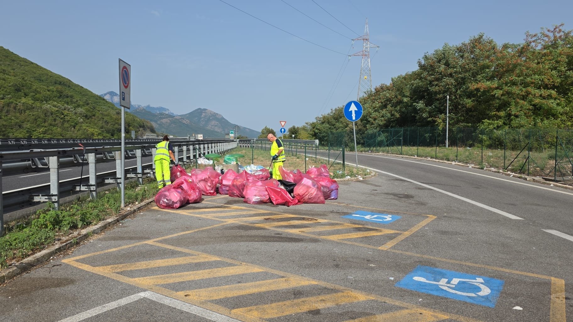 Polla, rifiuti abbandonati