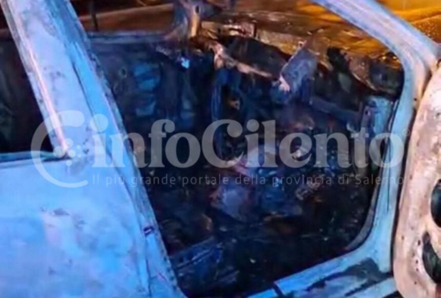 Capaccio, auto a fuoco