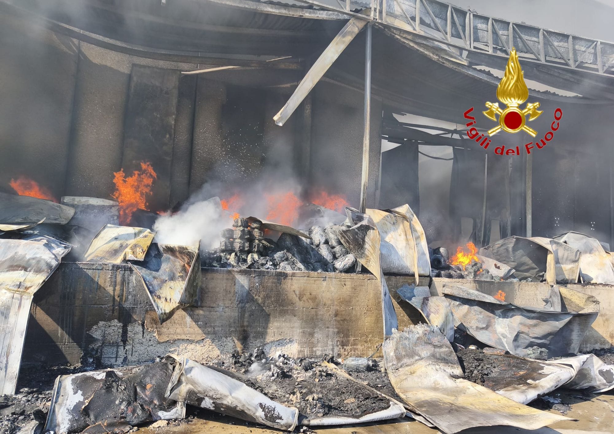 Incendio caseificio Battipaglia