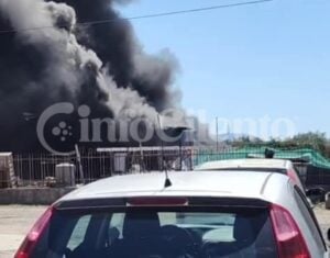 Campagna, incendio rimessa materiale