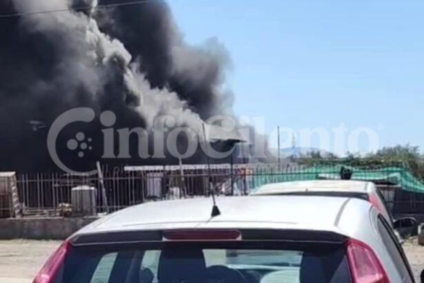 Campagna, incendio rimessa materiale