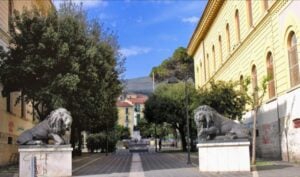 Eboli, ordinanza vieta il gioco del pallone in piazza: scoppia la protesta