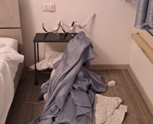 Caos a Rovato: donna di Agropoli sfascia un B&B e scompare senza pagare