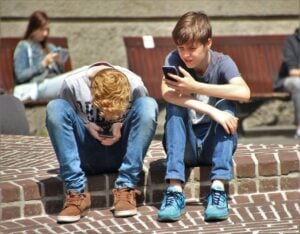 Stop al fake, benvenuta autenticità: la Gen Z riscrive le regole del gioco social e degli acquisti