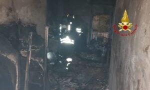 Incendio ad Ascea: abitazione distrutta dalle fiamme, indagini in corso